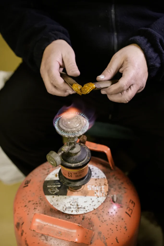 Orfebre soldando una pieza de oro con soplete en el taller de Córdoba