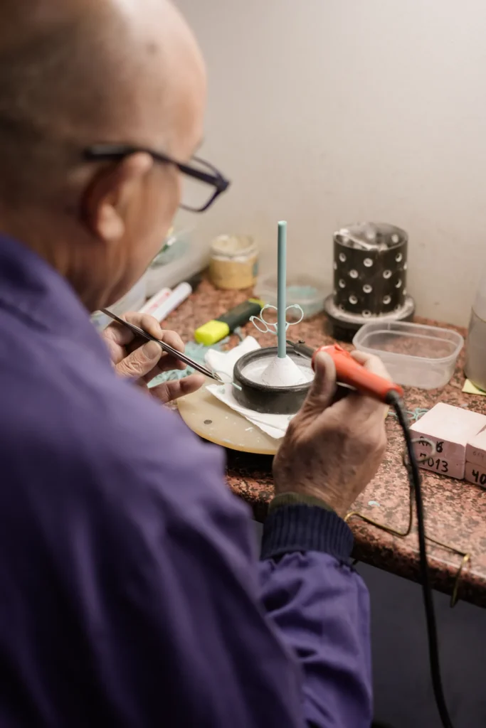 Artesano joyero puliendo una joya en el taller de Nørreslet